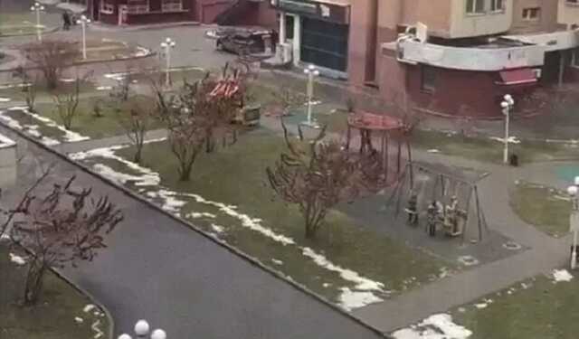 В Алма-Ате дети играют во дворах на фоне автоматной очереди