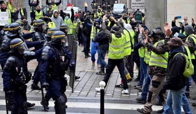 В Париже полиция применила газ на акции против COVID-пропусков и обязательной вакцинации
