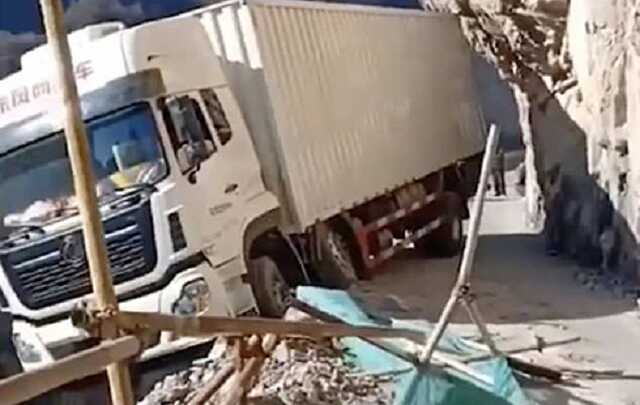 В Китае навигатор чуть не отправил груженую фуру в пропасть