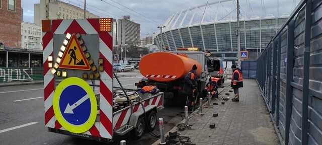 В Киеве на улицах возле НСК "Олимпийский" установили антипарковочные столбики