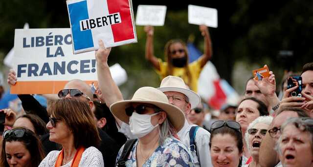 Французы на фоне скандала с заявлением Макрона вышли на протест против вакцинных пропусков