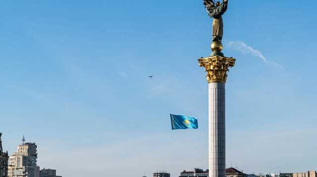 "Они не одни": в небе над Киевом пролетел огромный флаг Казахстана