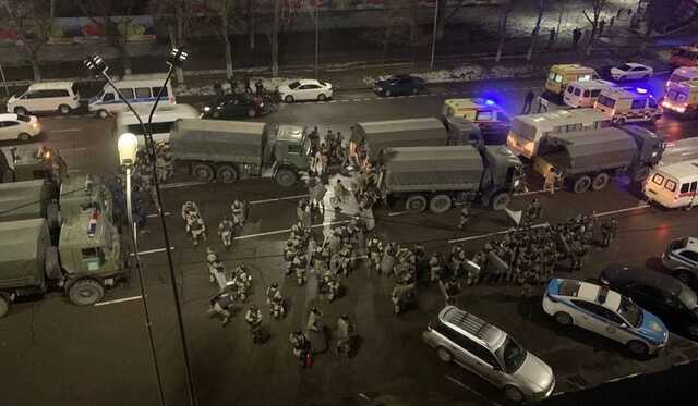 В Алматы продлили комендантский час и попросили горожан не подходить к окнам