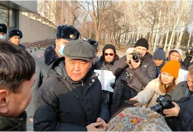 Глава КГНБ Киргизии пришел на митинг в защиту задержанного в Казахстане музыканта