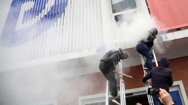 В Албании штурмовали офис главной оппозиционной партии