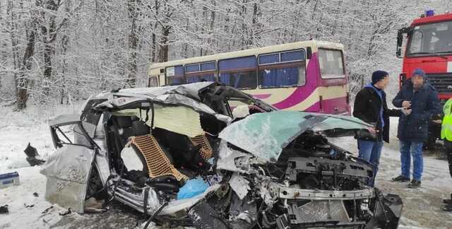 На Львовщине легковушка протаранила автобус с людьми: пострадали 7 человек