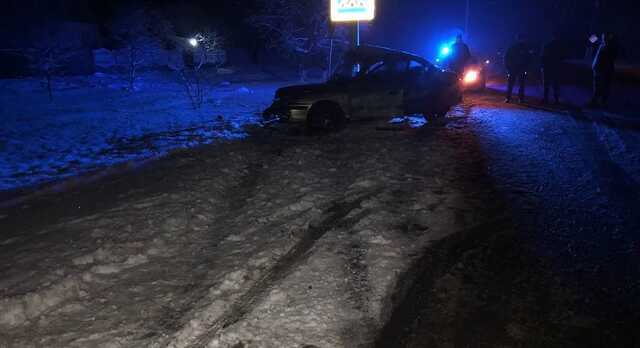 На Киевщине легковушка въехала в электроопору: пострадали две 16-летние девушки