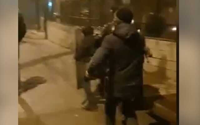 Появилось видео нападения вооруженных бунтовщиков на отделение полиции в Алматы