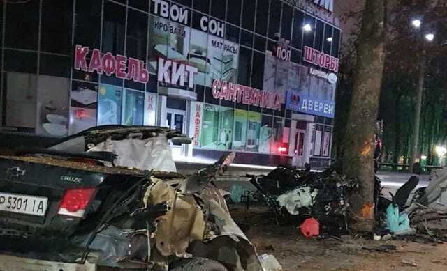 В Мелитополе машину разорвало на части в ДТП, погибли два человека