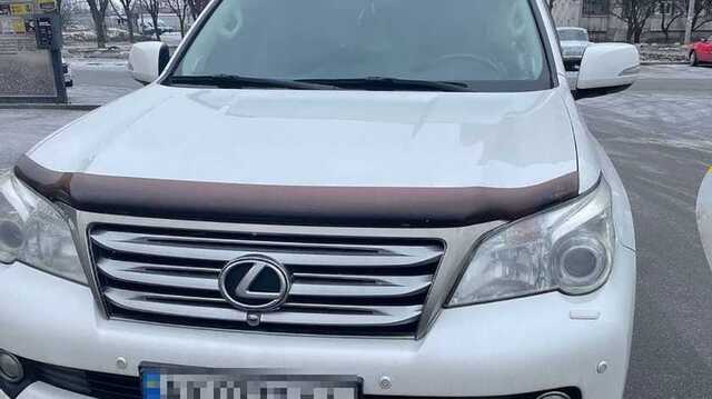 Гонял по улицам и нарушал правила: мать посадила за руль Lexus несовершеннолетнего сына