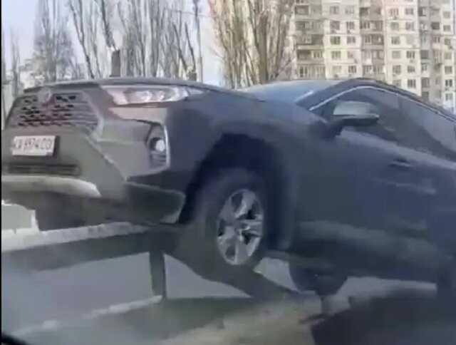 В Киеве водитель Toyota перепутала педали и заехала на отбойник