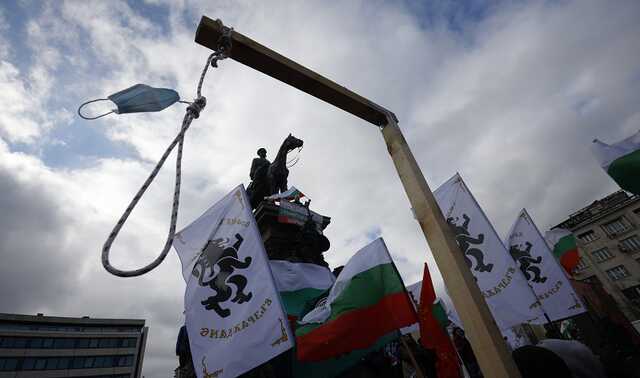 Противники вакцинации попытались взять штурмом парламент Болгарии