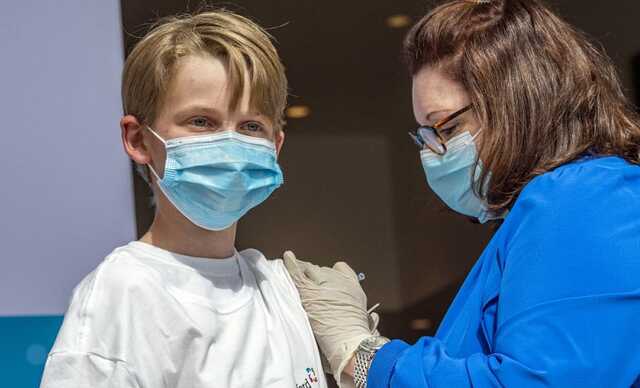 В Германии одобрили бустерную вакцинацию с 12 лет