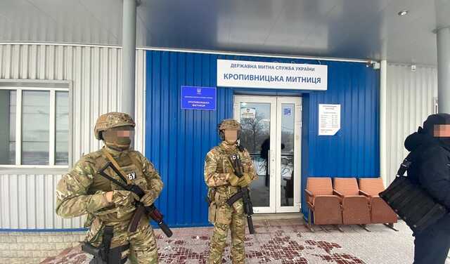 У начальника Ивано-Франковского таможенного участка изъяли 234 тыс. долларов и драгоценности