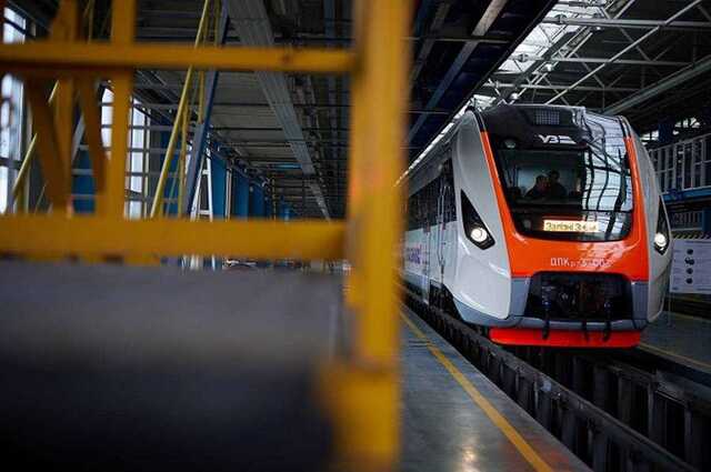 Украинцы показали "комфорт" в поезде Укрзализныци: полки падают на головы