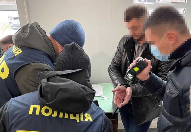 Регистратор Черкасской мэрии задержан на взятке