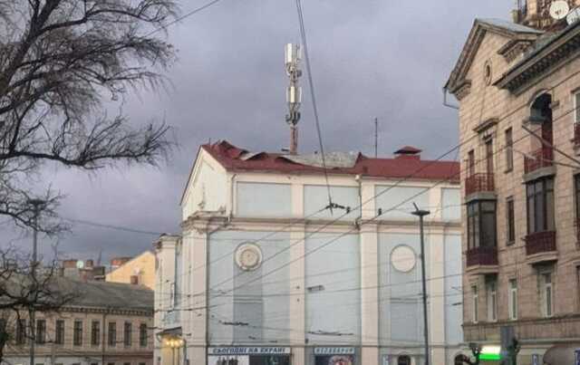 Сорванная крыша и обрыв проводов: на Черновцы обрушился сильный ветер