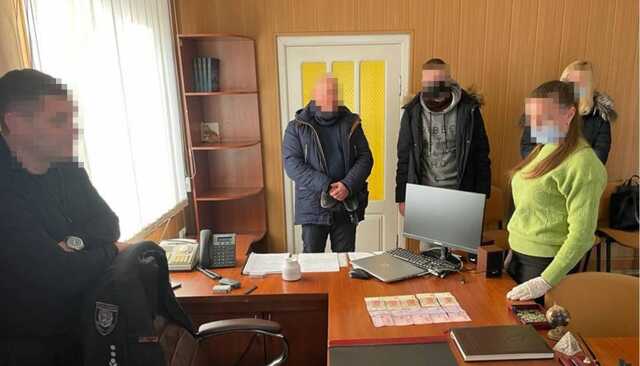 В Рубежном бизнесмен предложил полицейскому ежемесячные «откаты»