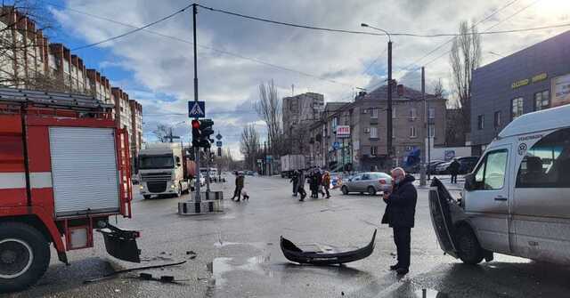 В Запорожье маршрутка врезалась в пожарную машину, которая ехала на вызов