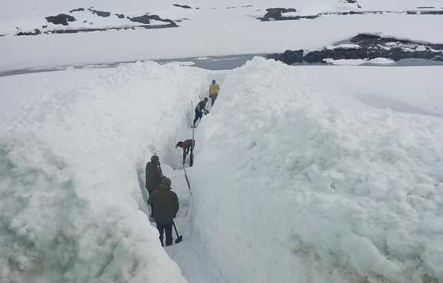 Рекорд за 20 років. Українську станцію на Антарктиді засипало триметровим шаром снігу