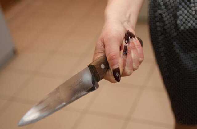 В Киеве пьяная женщина ударила ножом в спину своего 4-летнего сына