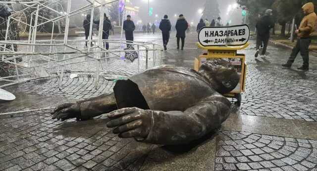 На улицах Казахстана стали снимать таблички с именем Назарбаева