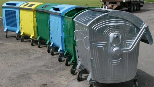 Все через вітер: у Києві на відео потрапило "повстання" сміттєвих баків