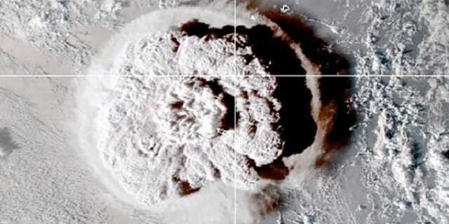 Побережье Японии накрыло цунами после мощного извержения подводного вулкана