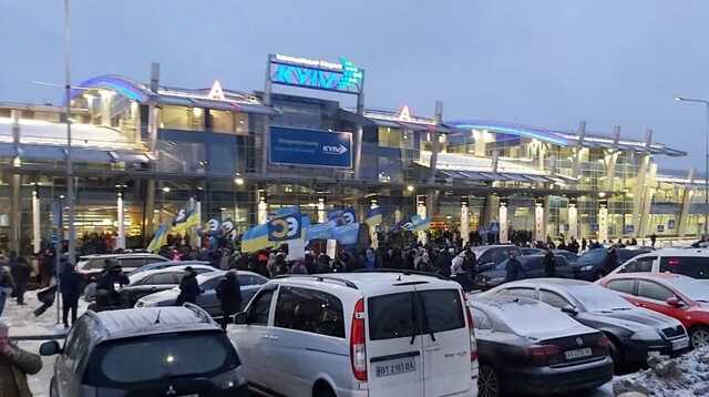 Порошенко возвращается в Украину: возле аэропорта в Киеве собрались сотни людей