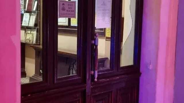 В Черновцах мужчина с криками "Лжецы" выбил дверь горсовета