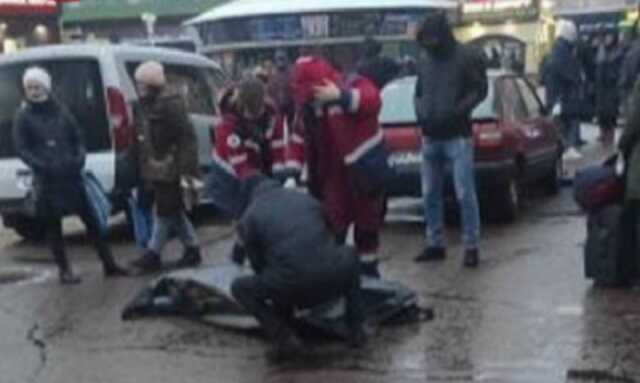 В Киеве у входа в метро "Вокзальная" обнаружено окровавленное тело мужчины