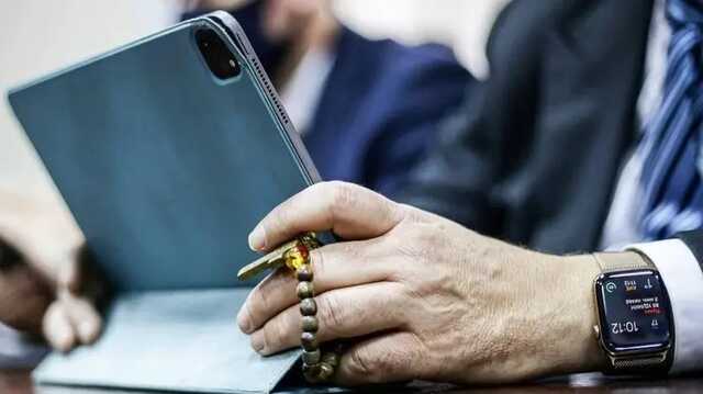 Порошенко пришел в суд с часами Apple Watch на русском языке