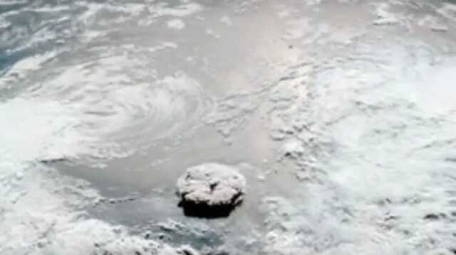 Вызвавшее цунами извержение подводного вулкана в Тихом океане стало крупнейшим за 30 лет