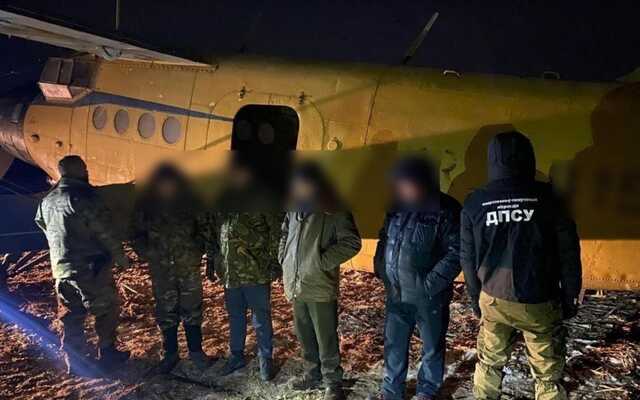Готували непридатний до польотів літак: прикордонники викрили банду контрабандистів
