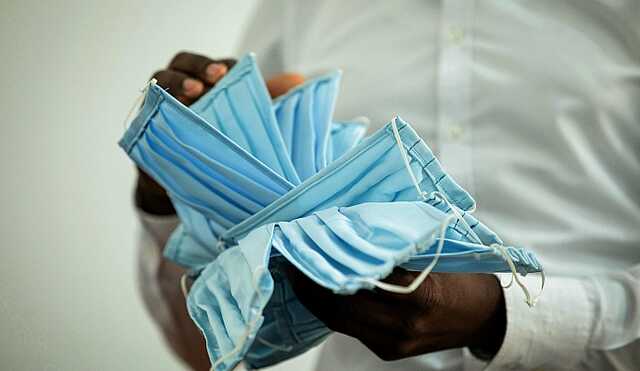 Глава Pfizer: при каждой новой волне коронавируса ограничения будут ослабевать