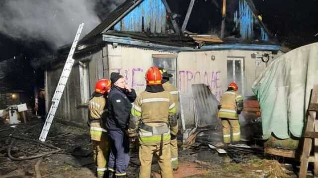 В Киеве большой пожар охватил частный дом