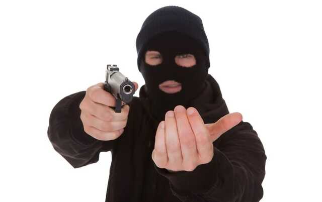 Под Харьковом вооруженный мужчина в балаклаве со стрельбой ограбил заправку и сбежал