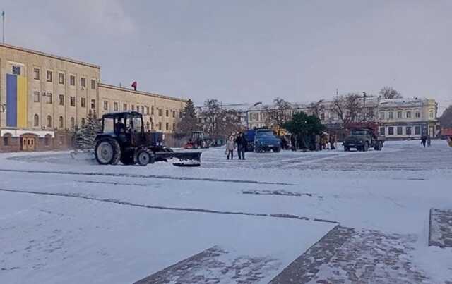 На центральной площади Кропивницкого рухнула новогодняя елка
