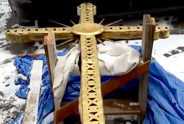 В Киеве ветер сдул трехметровый крест с купола Софийского собора