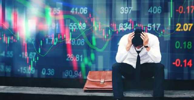 «Рынок охвачен паникой»: российские акции рухнули на 2 трлн руб за день
