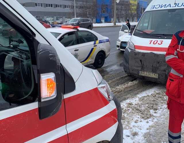 Вдарив лікарку в обличчя: у Харкові пацієнт напав на бригаду швидкої допомоги