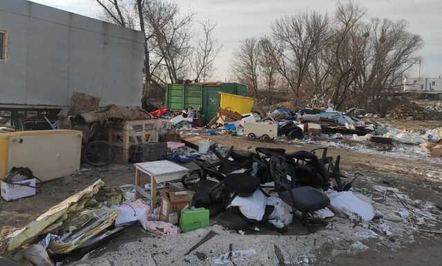 В Киеве устроили огромную свалку возле станции метро "Харьковская"