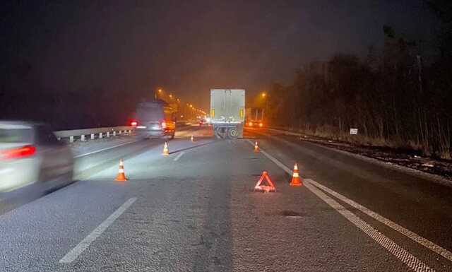 На Киевщине произошла авария с участием грузовика и Mercedes: есть пострадавший