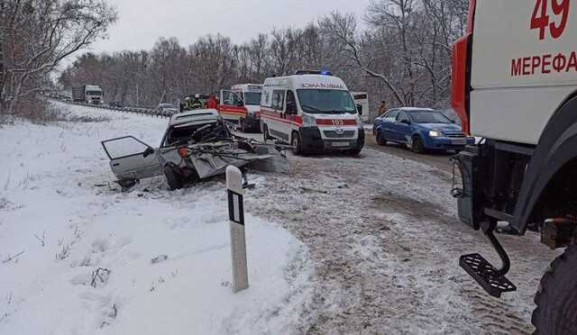 На трассе Харьков – Лозовая смяло автомобиль: водителя из салона вырезали