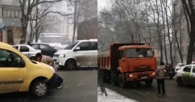 В Днепре женщина бросалась под машины и поплатилась