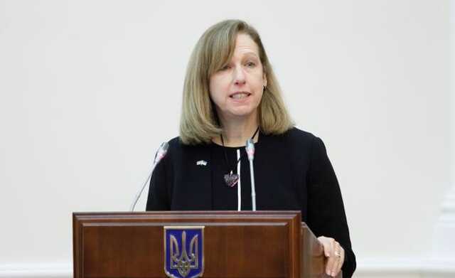 Квин остается в Украине. В Госдепе объяснили эвакуацию семей дипломатов из Киева