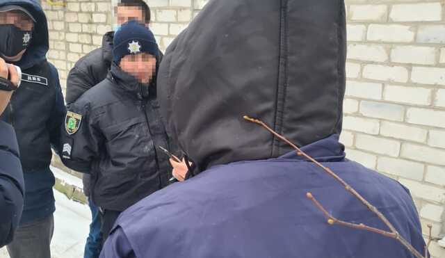 В Купянске полицейский вымогал деньги у школьника