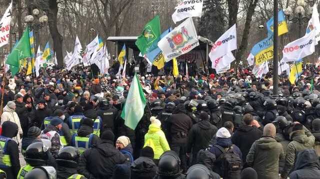 Под Радой силовики начали штурмовать ФОПов и захватили сцену