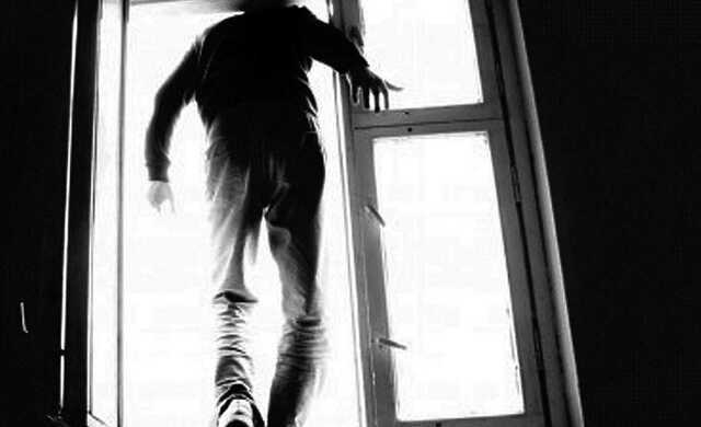 В Киеве местный житель ударил ножом свою дочь и выпрыгнул с четвертого этажа
