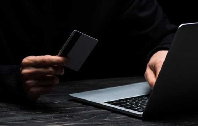 Мошенники "обчистили" карту клиентки ПриватБанка, деньги не вернут